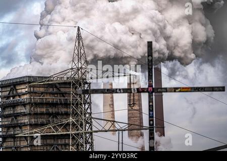 Löschturm der Kokerei Schwelgern, versorgt mit über 2,5 mio Tonnen Koks das Hochofenwerk Schwelgern von ThyssenKrupp Steel, am Rhein, Gilt als modernste Kokerei der Welt mit den weltgrößten Koksofenbatterien, Gipfelkreuz auf dem Alsumer Berg, Duisburg NRW, Deutschland, Kokerei Schwelgern 2,5 è considerata la più moderna fabbrica di cokeria del mondo con le batterie di cokeria più grandi al mondo, croce sulla cima di Alsumer Berg, Duisburg NR Foto Stock