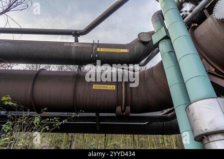 Rohrleitungen für Fernwärme, Koksofengas, Hochofengas, Am ThyssenKrupp Steel Standort a Duisburg Marxloh, NRW, Deutschland, ThyssenKrupp Rohrleitungen, *** gasdotti per teleriscaldamento, gas da coke, gas da altoforno, presso il sito ThyssenKrupp Steel a Duisburg Marxloh, NRW, Germania, ThyssenKrupp, gasdotti, ThyssenKrupp, NRW, Germania, Thyelp Foto Stock