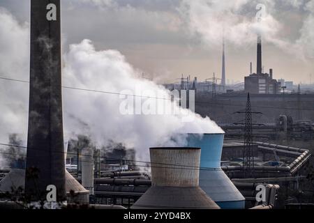 Panorama des ThyssenKrupp Steel Stahlwerk a Duisburg-Bruckhausen, Kühltürme, am Kraftwerk Hamborn, Rohrleitungen, im Hintergrund das ThyssenKrupp Kraftwerk Hermann Wenzel a Ruhrort, NRW, Deutschland, ThyssenKrupp Steel Bruckhausen Foto Stock