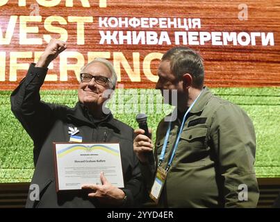 Non esclusiva: KIEV, UCRAINA - 19 DICEMBRE 2024 - primo vice capo dell'amministrazione militare regionale di Kherson Dmytro Butrii (R) presenta un hon Foto Stock