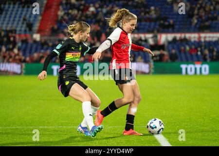 Rotterdam, Paesi Bassi. 21 dicembre 2024. ROTTERDAM, PAESI BASSI - 21 DICEMBRE: Sara Thrige del PSV e Jarne Teulings del Feyenoord combattono per il possesso durante l'Azerion Women's Eredivisie match olandese tra Feyenoord e PSV allo Stadion Feyenoord il 21 dicembre 2024 a Rotterdam, Paesi Bassi. (Foto di Leiting Gao/Orange Pictures) credito: Orange Pics BV/Alamy Live News Foto Stock