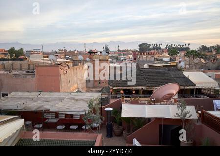 vista sui tetti della medina della città vecchia di marrakech verso le montagne innevate dell'atlante, marocco Foto Stock