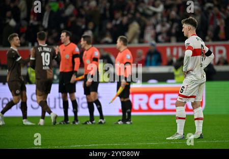 Stoccarda, Germania. 21 dicembre 2024. Nach Spielende: Angelo Stiller VfB Stuttgart (06) enttaeuscht VfB Stuttgart vs FC St Pauli 21.12.2024 LE NORMATIVE DFL VIETANO QUALSIASI USO DI FOTOGRAFIE COME SEQUENZE DI IMMAGINI E/O QUASI-VIDEO/dpa/Alamy Live News Foto Stock