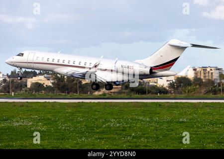 NETJETS Bombardier Global 6000 (BD-700-1A10) (REG: N148QS) sulla pista di finale 31. Foto Stock