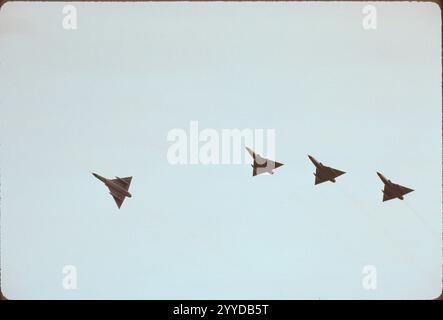 Il comando di volo F-106 si solleva di pancia nella “rottura” dal resto della formazione delle quattro navi. Questa fu probabilmente l'ultima formazione di quattro navi per la Montana ang, in quanto i "sei" furono trasferiti durante la conversione all'F-16. Le normative FAA che limitano gli aeromobili a 250 nodi al di sotto dei 10.000 piedi sono esonerate per i combattenti militari. La velocità iniziale per un modello aereo dell'F-106 era di 400 nodi. In condizioni di vento contrario dopo la rottura, l'aereo fu rallentato a 250 nodi e la marcia fu estesa. Il turno finale è stato superiore a 200 nodi, rallentando a circa 185 nodi in finale. I modelli di traffico sono stati completati rapidamente. Foto Stock