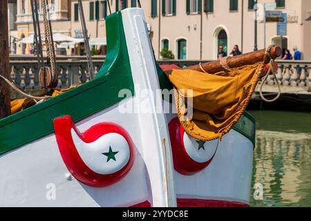 La prua di un tradizionale peschereccio in legno Foto Stock