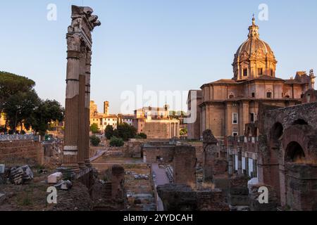 Vista al tramonto dei fori imperiali di Roma Foto Stock