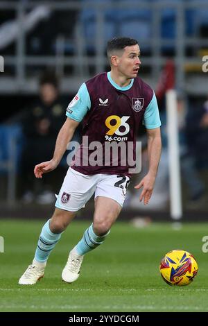 Burnley, Regno Unito. 21 dicembre 2024. Josh Cullen di Burnley in azione. EFL Skybet Championship Match, Burnley contro Watford al Turf Moor di Burnley, Lancashire, sabato 21 dicembre 2024. Questa immagine può essere utilizzata solo per scopi editoriali. Solo per uso editoriale.pic di Chris Stading/Andrew Orchard fotografia sportiva/Alamy Live News Credit: Andrew Orchard fotografia sportiva/Alamy Live News Foto Stock