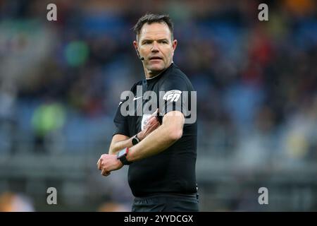 Burnley, Regno Unito. 21 dicembre 2024. L'arbitro James Linington guarda avanti. EFL Skybet Championship Match, Burnley contro Watford al Turf Moor di Burnley, Lancashire, sabato 21 dicembre 2024. Questa immagine può essere utilizzata solo per scopi editoriali. Solo per uso editoriale.pic di Chris Stading/Andrew Orchard fotografia sportiva/Alamy Live News Credit: Andrew Orchard fotografia sportiva/Alamy Live News Foto Stock