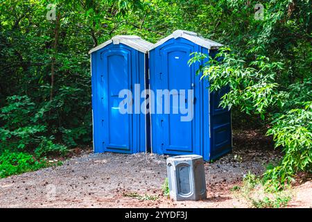 Bagni pubblici blu nel parco pubblico Foto Stock