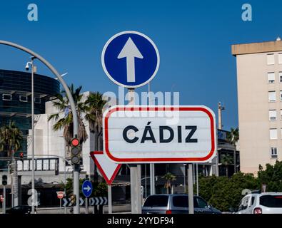 Camminando attraverso la città bianca di Cadice, una delle città e dei porti più antichi d'Europa sull'Oceano Atlantico nel sud della Spagna in Andalusia, meta turistica Foto Stock