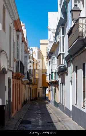 Camminando attraverso la città bianca di Cadice, una delle città e dei porti più antichi d'Europa sull'Oceano Atlantico nel sud della Spagna in Andalusia, meta turistica Foto Stock