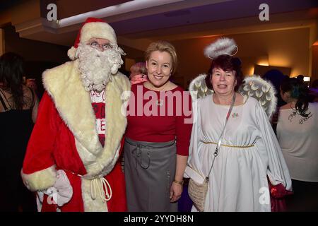 30 Jahre Weihnachten mit Frank Zander Franziska Giffey, SPD, mit Weihnachtsmann und einem Engel zum 30 Ten Jubilaeum von Frank Zander, Marcus Zander Weihnachten mit Frank & Familie Estrel Covention Center Berlin, AM 21.12.2024 **** 30 anni di Natale con Frank Zander Franziska Giffey, SPD, con Babbo Natale e un angelo per il 30° anniversario della famiglia di Berlino, Frank Mueller, il 2024 Foto Stock