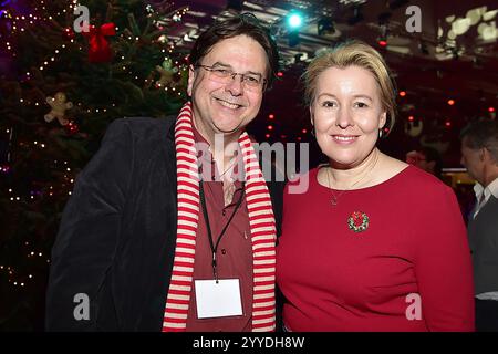 30 Jahre Weihnachten mit Frank Zander Marcus Zander, Franziska Giffey, SPD zum 30 Ten Jubilaeum von Frank Zander, Marcus Zander Weihnachten mit Frank & Familie Estrel Covention Center Berlin, AM 21.12.2024 *** 30 Years of Christmas with Frank Zander Marcus Zander, Franziska Giffey, SPD on the 30th Anniversary of Frank Zander, Marcus Zander Christmas with Frank Zander, Marcus Zander Berlin Photoention Center 2024 Mustrel 21 Foto Stock