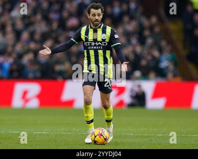 Birmingham, Regno Unito. 21 dicembre 2024. Bernardo Silva del Manchester City durante la partita di Premier League a Villa Park, Birmingham. Il credito per immagini dovrebbe essere: Andrew Yates/Sportimage Credit: Sportimage Ltd/Alamy Live News Foto Stock