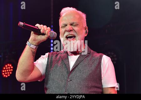 30 Jahre Weihnachten mit Frank Zander Nino de Angelo zum 30 Ten Jubilaeum von Frank Zander, Marcus Zander Weihnachten mit Frank & Familie Estrel Covention Center Berlin, AM 21.12.2024 *** 30 anni di Natale con Frank Zander Nino de Angelo per il 30 ° anniversario di Frank Zander, Marcus Zander Christmas con Frank Family Estrel Covention Center Berlin, on 21 12 2024 Photopress Mueller Foto Stock