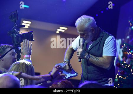 30 Jahre Weihnachten mit Frank Zander Nino de Angelo zum 30 Ten Jubilaeum von Frank Zander, Marcus Zander Weihnachten mit Frank & Familie Estrel Covention Center Berlin, AM 21.12.2024 *** 30 anni di Natale con Frank Zander Nino de Angelo per il 30 ° anniversario di Frank Zander, Marcus Zander Christmas con Frank Family Estrel Covention Center Berlin, on 21 12 2024 Photopress Mueller Foto Stock
