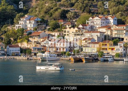 Barca a vela nel porto del villaggio di Agia Effimia sull'isola di Cefalonia, Grecia Foto Stock