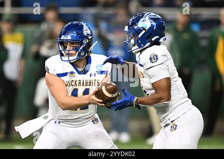 Il quarterback dei North Dakota State Bison Mark Gronowski (11) una semifinale di playoff della NCAA FCS tra i South Dakota State Jackrabbits e i North Dakota State Bison al Fargodome di Fargo, North Dakota, sabato 21 dicembre 2024. Russell Hons/CSM (immagine di credito: © Russell Hons/Cal Sport Media) Foto Stock