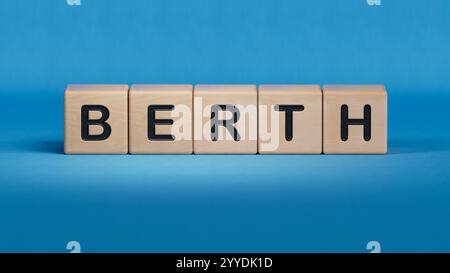 Ormeggio parola. Cubi in legno con lettere e spazio per la copia disponibile. Primo piano di elementi in legno, concetto aziendale. Rendering 3D su sfondo blu. Foto Stock