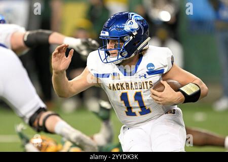 Il quarterback dello stato del South Dakota Mark Gronowski (11) corse la palla durante una semifinale di playoff della NCAA FCS tra i South Dakota State Jackrabbits e i North Dakota State Bison al Fargodome di Fargo, North Dakota, sabato 21 dicembre 2024. Russell Hons/CSM (immagine di credito: © Russell Hons/Cal Sport Media) Foto Stock