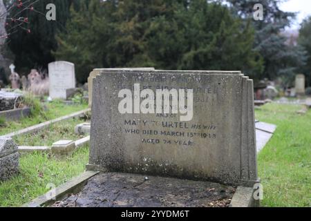 Tomba di Mary Tourtel, il creatore dell'orso Rupert nella chiesa di St Martin, Canterbury, Kent, Inghilterra Foto Stock