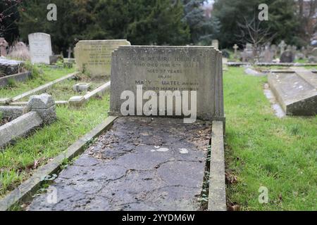 Tomba di Mary Tourtel, il creatore dell'orso Rupert nella chiesa di St Martin, Canterbury, Kent, Inghilterra Foto Stock