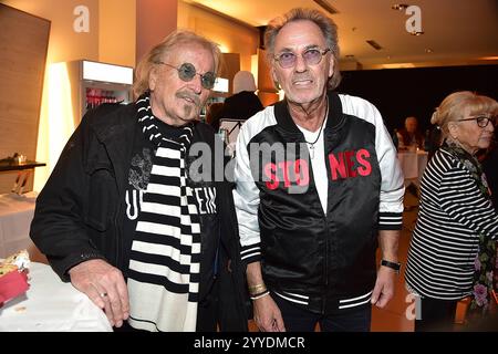 30 Ten Jubilaeum von Frank Zander,Weihnachten Frank Zander, Hugo Egon Balder zum 30 Ten Jubilaeum von Frank Zander, Marcus Zander Weihnachten mit Frank & Familie Estrel Covention Center Berlin, AM 21.12.2024 *** 30th Anniversary of Frank Zander, Christmas Frank Zander, Hugo Egon Balder for the 30th Anniversary of Frank Zander, Marcus Zander Christmas with Frank Family Estrel Photoeller 21 2024 Berlin, Mustrel Foto Stock