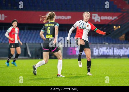 Rotterdam, Paesi Bassi. 21 dicembre 2024. ROTTERDAM, PAESI BASSI - 21 DICEMBRE: Sisca Folkertsma del PSVm e Maruschka Waldus del Feyenoord combattono per il possesso durante l'Azerion Women's Eredivisie match olandese tra Feyenoord e PSV allo Stadion Feyenoord il 21 dicembre 2024 a Rotterdam, Paesi Bassi. (Foto di Leiting Gao/Orange Pictures) credito: Orange Pics BV/Alamy Live News Foto Stock