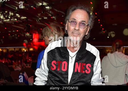 30 Ten Jubilaeum von Frank Zander,Weihnachten Hugo Egon Balder zum 30 Ten Jubilaeum von Frank Zander, Marcus Zander Weihnachten mit Frank & Familie Estrel Covention Center Berlin, AM 21.12.2024 **** 30th Anniversary of Frank Zander, Christmas Hugo Egon Balder for the 30th Anniversary of Frank Zander, Marcus Zander Christmas with Frank Family Estrel Covention Center Berlin, on 2024 Photopress Mueller Foto Stock