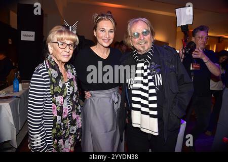 30 Ten Jubilaeum von Frank Zander,Weihnachten Evi Zander, Caroline Beil, Frank Zander zum 30 Ten Jubilaeum von Frank Zander, Marcus Zander Weihnachten mit Frank & Familie Estrel Covention Center Berlin, AM 21.12.2024 *** 30th Anniversary of Frank Zander, Christmas Evi Zander, Caroline Beil, Frank Zander per il 30th Anniversary of Frank Zander, Marcus Zander Christmas with 12 Berlin Photoention Center 2024 Foto Stock