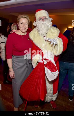 30 Ten Jubilaeum von Frank Zander,Weihnachten Franziska Giffey, SPD mit Weihnachtsmann zum 30 Ten Jubilaeum von Frank Zander, Marcus Zander Weihnachten mit Frank & Familie Estrel Covention Center Berlin, AM 21.12.2024 *** 30th Anniversary of Frank Zander, Christmas Franziska Giffey, SPD with Babbo Claus for the 30th Anniversary of Frank Zander, Frank Zander Christmas, Frank Zander Christmas Franziska Giffey for the 2024th Anniversary of Frank Zander Christmas, Photoention of Frank Zander, Marcus Mullion Center Foto Stock