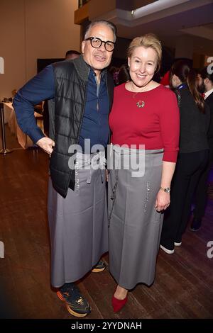 30 Ten Jubilaeum von Frank Zander,Weihnachten Karsten Speck, Franziska Giffey, SPD zum 30 Ten Jubilaeum von Frank Zander, Marcus Zander Weihnachten mit Frank & Familie Estrel Covention Center Berlin, AM 21.12.2024 **** 30th Anniversary of Frank Zander, Christmas Karsten Speck, Franziska Giffey, SPD on the 30th Anniversary of Frank Zander, Marcus Estrel 2024, Marcus Estrel Covention Center of Frank Mueller, Marcus Estrel, Marcus Estrel Foto Stock