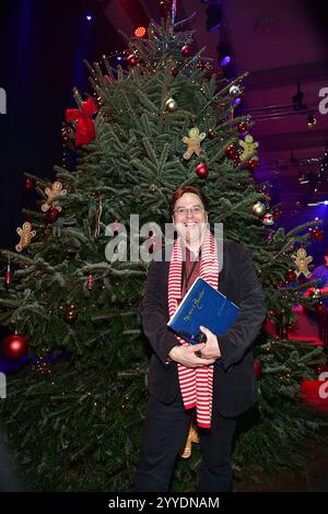 30 Ten Jubilaeum von Frank Zander,Weihnachten Marcus Zander vor einem Weihnachtsbaum zum 30 Ten Jubilaeum von Frank Zander, Marcus Zander Weihnachten mit Frank & Familie Estrel Covention Center Berlin, AM 21.12.2024 30 30 2024 Foto Stock
