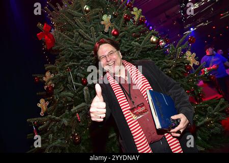 30 Ten Jubilaeum von Frank Zander,Weihnachten Marcus Zander vor einem Weihnachtsbaum zum 30 Ten Jubilaeum von Frank Zander, Marcus Zander Weihnachten mit Frank & Familie Estrel Covention Center Berlin, AM 21.12.2024 30 30 2024 Foto Stock
