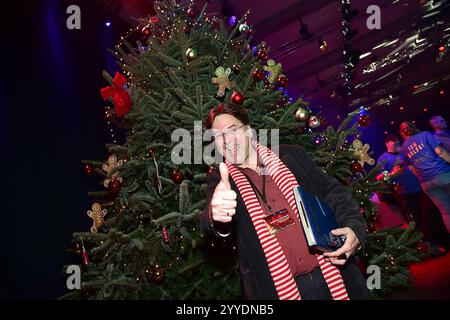 30 Ten Jubilaeum von Frank Zander,Weihnachten Marcus Zander vor einem Weihnachtsbaum zum 30 Ten Jubilaeum von Frank Zander, Marcus Zander Weihnachten mit Frank & Familie Estrel Covention Center Berlin, AM 21.12.2024 30 30 2024 Foto Stock