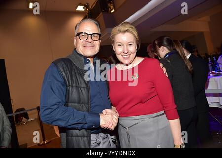 30 Ten Jubilaeum von Frank Zander,Weihnachten Karsten Speck, Franziska Giffey, SPD zum 30 Ten Jubilaeum von Frank Zander, Marcus Zander Weihnachten mit Frank & Familie Estrel Covention Center Berlin, AM 21.12.2024 **** 30th Anniversary of Frank Zander, Christmas Karsten Speck, Franziska Giffey, SPD on the 30th Anniversary of Frank Zander, Marcus Estrel 2024, Marcus Estrel Covention Center of Frank Mueller, Marcus Estrel, Marcus Estrel Foto Stock