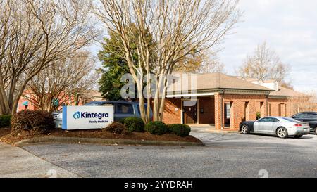 Hickory, Carolina del Nord, USA-19 dicembre 2024: Edificio Kintegra Family Medicine, comprende assistenza primaria, farmacia e servizi di salute comportamentale. Foto Stock