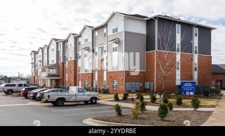 Hickory, North Carolina, USA-19 dicembre 2024: Appartamenti Center Crossing, unità convenienti per anziani nel centro città. Foto Stock