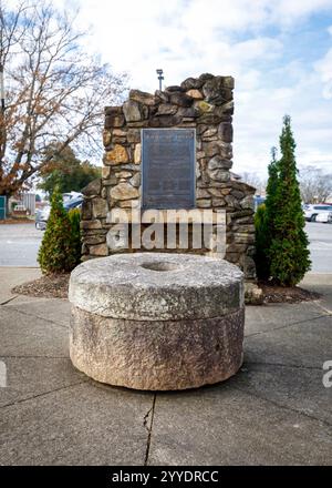 Hickory, North Carolina, USA-19 dicembre 2024: Pietra macinata usurata e camino di roccia parziale con camino identifica la posizione originale della Hickory Tavern del 1799 Foto Stock