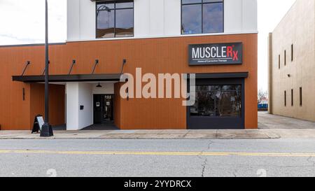 Hickory, North Carolina, USA-19 dicembre 2024: Vetrina per Muscle Rx-Home of Correional Therapy, in centro. Foto Stock