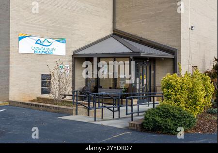 Hickory, North Carolina, USA-19 dicembre 2024: Catawba Valley Healthcare, ingresso e cartelli, centro città. Foto Stock