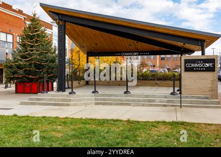 Hickory, North Carolina, Stati Uniti d'America-19 dicembre 2024: The Commscope Stage, un luogo per spettacoli all'aperto nella piazza principale del centro. Foto Stock