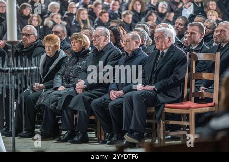 Oekumenischer Gedenkgottesdienst am Samstagabend 21.12.2024 anlaesslich des gestrigen Anschlags auf dem Weihnachtsmarkt im Magdeburger dom. Foto v.l.: Brandenburgs Ministerpraesident Dietmar Woidke SPD Petra Pau Die Linke Gabriele Haseloff Sachsen-Anhalts Ministerpraesident Reiner Haseloff CDU Bundeskanzler Olaf Scholz SPD Bundespraesident Frank-Walter Steinmeier Ein Auto War am Freitagabend in die Menschenmenge auf Wechenmenge auf dem markt hnaf Wechememmarkt markt. I mindestini LAT Polizei fuhr der Taeter 400 metri di altezza dal Weihnachtsmarkt . Bislang starben fuenf Menschen bei dem Anschlag, darunter ein Kleinkind. M Foto Stock