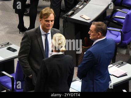 Die AfD-Politiker Bernd Baumann, Alice Weidel und Tino Chrupalla unterhalten sich vor dem Beginn der 205. Sitzung des Deutschen Bundestages, in der Bundeskanzler Olaf Scholz SPD die Vertrauensfrage stellt. AFD-Politiker unterhalten sich *** i politici dell'AfD Bernd Baumann, Alice Weidel e Tino Chrupalla parlano prima dell'inizio della 205a sessione del Bundestag tedesco, in cui il Cancelliere Olaf Scholz SPD affronterà un voto di fiducia AfD Politics Talk Foto Stock