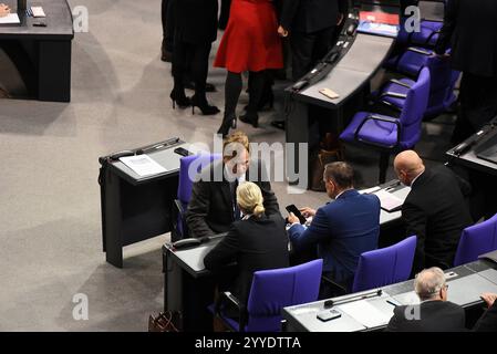 Die AfD-Politiker Bernd Baumann, Alice Weidel und Tino Chrupalla unterhalten sich vor dem Beginn der 205. Sitzung des Deutschen Bundestages, in der Bundeskanzler Olaf Scholz SPD die Vertrauensfrage stellt. AFD-Politiker unterhalten sich *** i politici dell'AfD Bernd Baumann, Alice Weidel e Tino Chrupalla parlano prima dell'inizio della 205a sessione del Bundestag tedesco, in cui il Cancelliere Olaf Scholz SPD affronterà un voto di fiducia AfD Politics Talk Foto Stock