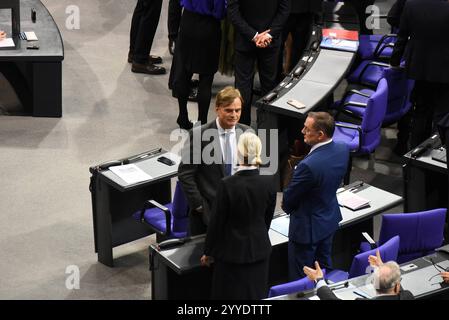 Die AfD-Politiker Bernd Baumann, Alice Weidel und Tino Chrupalla unterhalten sich vor dem Beginn der 205. Sitzung des Deutschen Bundestages, in der Bundeskanzler Olaf Scholz SPD die Vertrauensfrage stellt. AFD-Politiker unterhalten sich *** i politici dell'AfD Bernd Baumann, Alice Weidel e Tino Chrupalla parlano prima dell'inizio della 205a sessione del Bundestag tedesco, in cui il Cancelliere Olaf Scholz SPD affronterà un voto di fiducia AfD Politics Talk Foto Stock