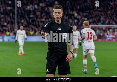 Daniel Siebert (Schiedsrichter). GER, FC Bayern Muenchen vs. RB Leipzig, Fussball, Bundesliga, 15. Spieltag, Spielzeit 2024/2025, 20.12.2024. (LE NORMATIVE DFL DFB VIETANO QUALSIASI USO DI FOTOGRAFIE COME SEQUENZE DI IMMAGINI E/O QUASI-VIDEO). Foto: Eibner-Pressefoto/Heike Feiner Foto Stock