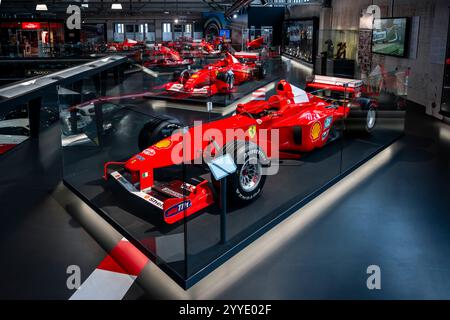 Michael Schumacher Private Collection con auto, caschi, tute e pezzi personali unici al MOTORWORLD di Colonia (Germania). Foto Stock