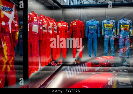 Michael Schumacher Private Collection con auto, caschi, tute e pezzi personali unici al MOTORWORLD di Colonia (Germania). Foto Stock